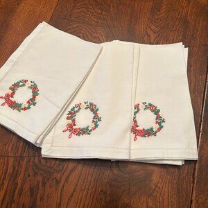8 luncheon/dinner Christmas napkins napkins